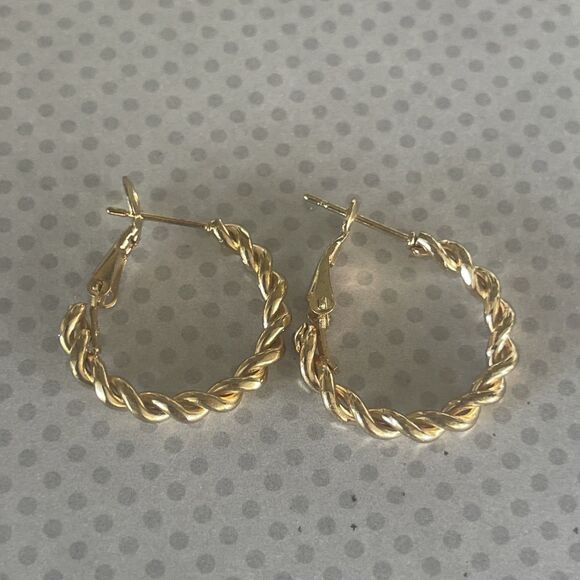 Wire Hoop Earrings Gold Tone - Picture 3 of 5